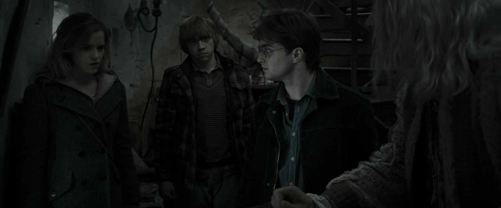 EmmaWatsonFan_dot_nl-HarryPotterAndTheDeathlyHallowsPart1-6681.jpg EmmaWatsonFan_dot_nl-HarryPotterAndTheDeathlyHallowsPart1-6681.jpg