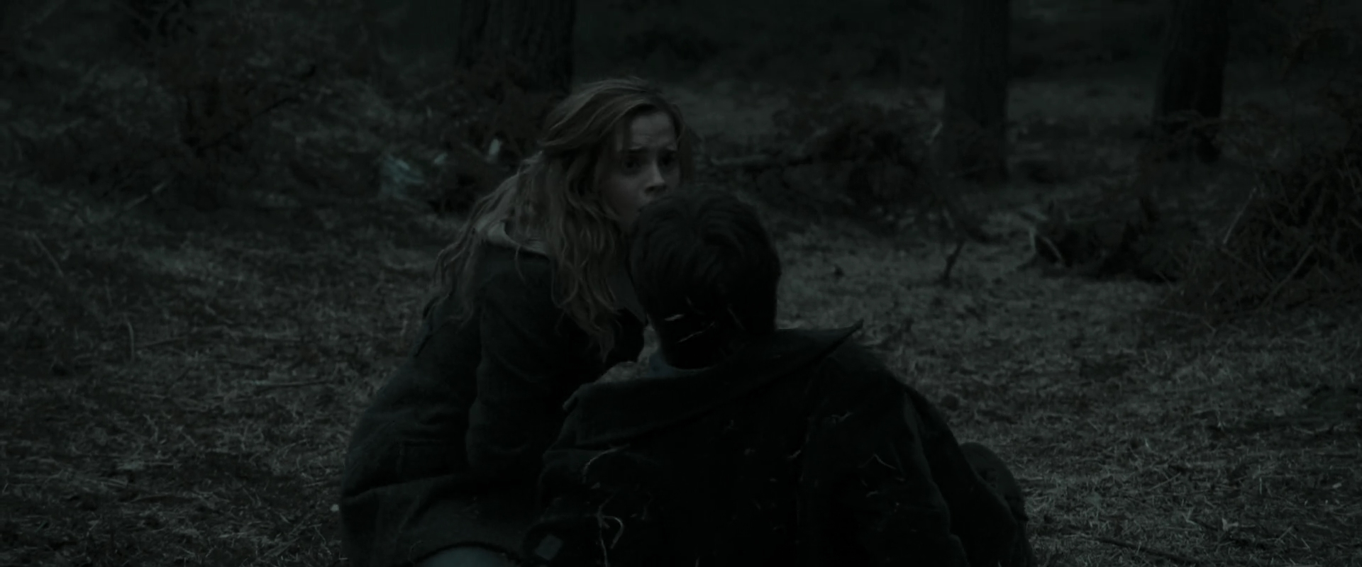 EmmaWatsonFan_dot_nl-HarryPotterAndTheDeathlyHallowsPart1-6975.jpg