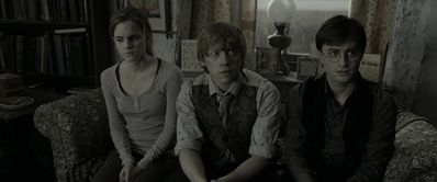 EmmaWatsonFan_dot_nl-HarryPotterAndTheDeathlyHallowsPart1-1660.jpg