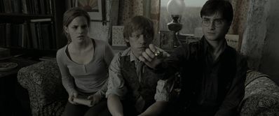 EmmaWatsonFan_dot_nl-HarryPotterAndTheDeathlyHallowsPart1-1770.jpg