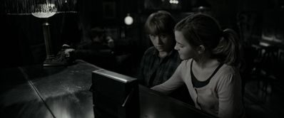 EmmaWatsonFan_dot_nl-HarryPotterAndTheDeathlyHallowsPart1-2761.jpg