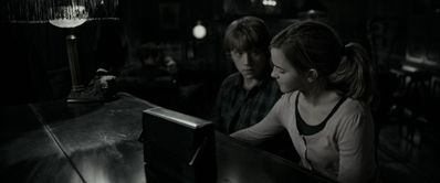 EmmaWatsonFan_dot_nl-HarryPotterAndTheDeathlyHallowsPart1-2762.jpg