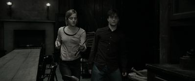 EmmaWatsonFan_dot_nl-HarryPotterAndTheDeathlyHallowsPart1-2823.jpg