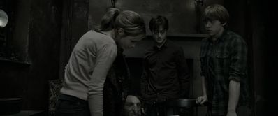 EmmaWatsonFan_dot_nl-HarryPotterAndTheDeathlyHallowsPart1-2911.jpg