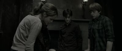 EmmaWatsonFan_dot_nl-HarryPotterAndTheDeathlyHallowsPart1-2912.jpg