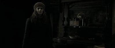 EmmaWatsonFan_dot_nl-HarryPotterAndTheDeathlyHallowsPart1-5215.jpg