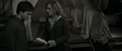 EmmaWatsonFan_dot_nl-HarryPotterAndTheDeathlyHallowsPart1-6223.jpg