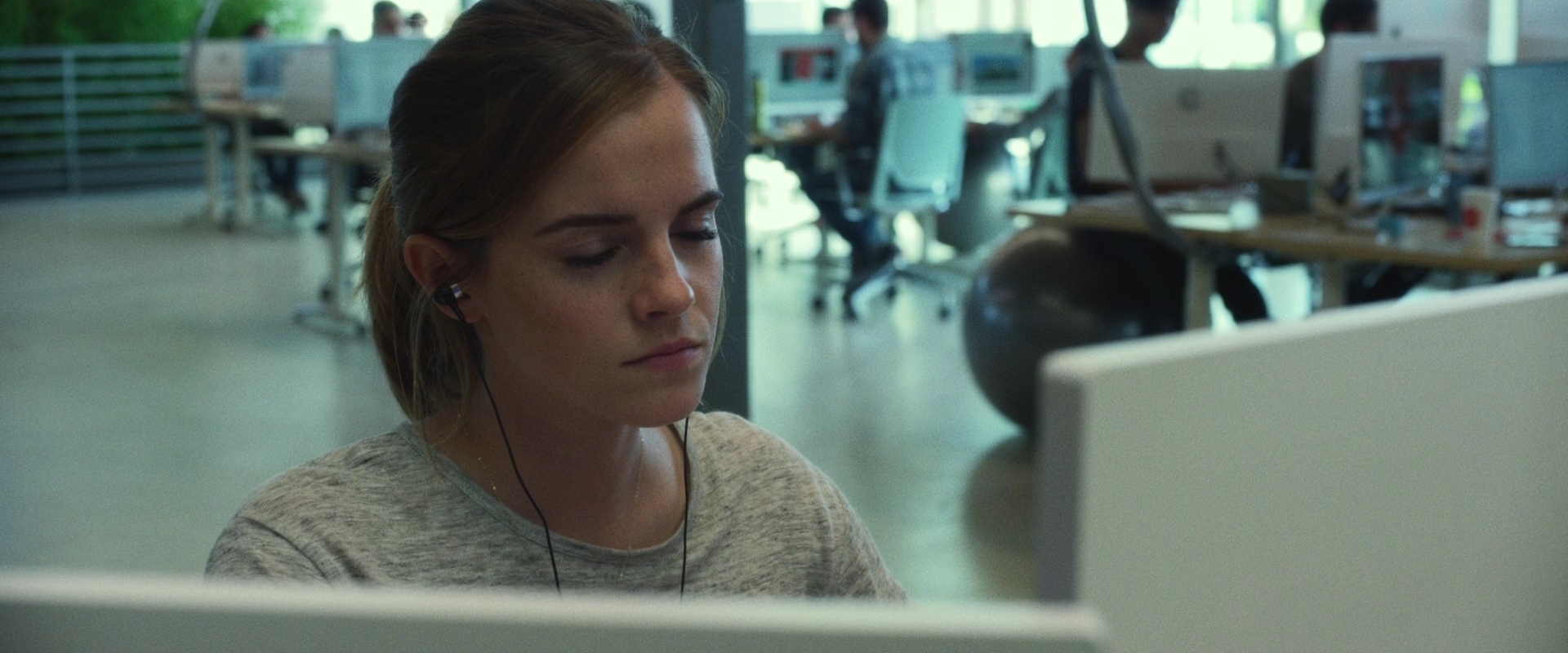 EmmaWatsonFan-dot-nl_TheCircle1646.jpg
