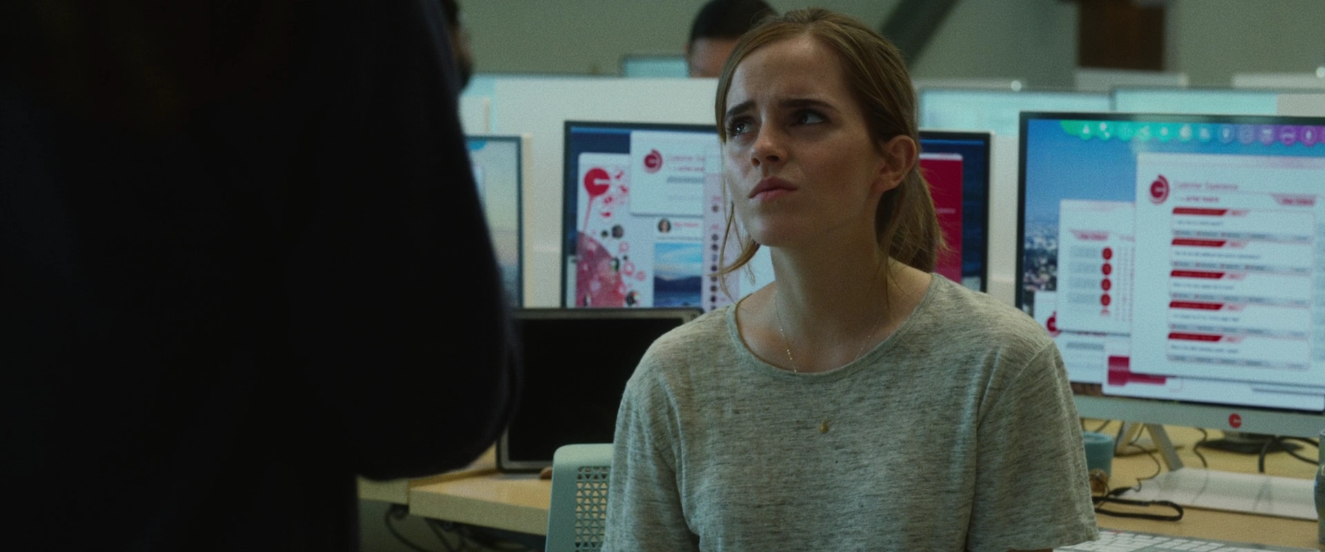 EmmaWatsonFan-dot-nl_TheCircle1746.jpg