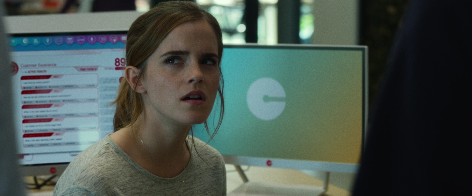 EmmaWatsonFan-dot-nl_TheCircle1800.jpg