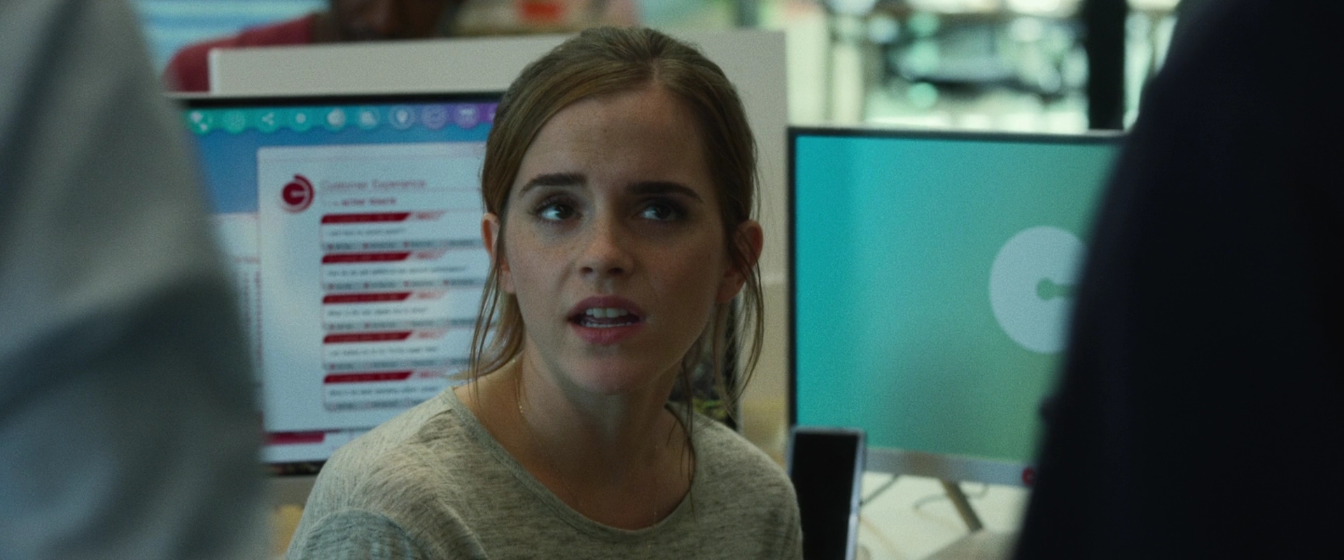 EmmaWatsonFan-dot-nl_TheCircle1810.jpg