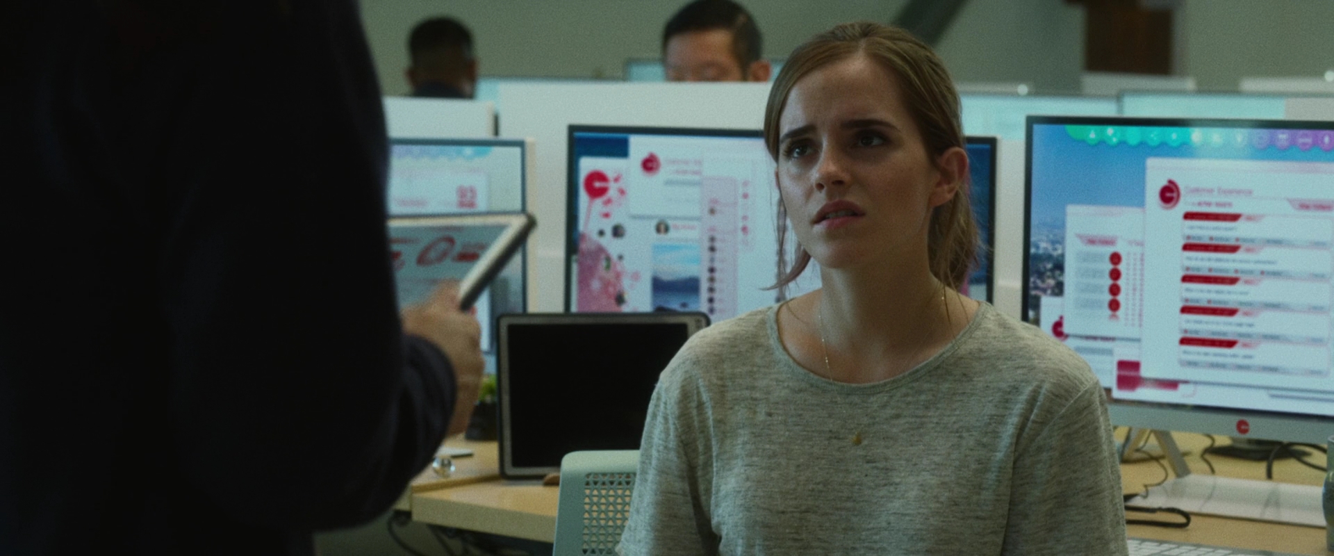 EmmaWatsonFan-dot-nl_TheCircle1822.jpg