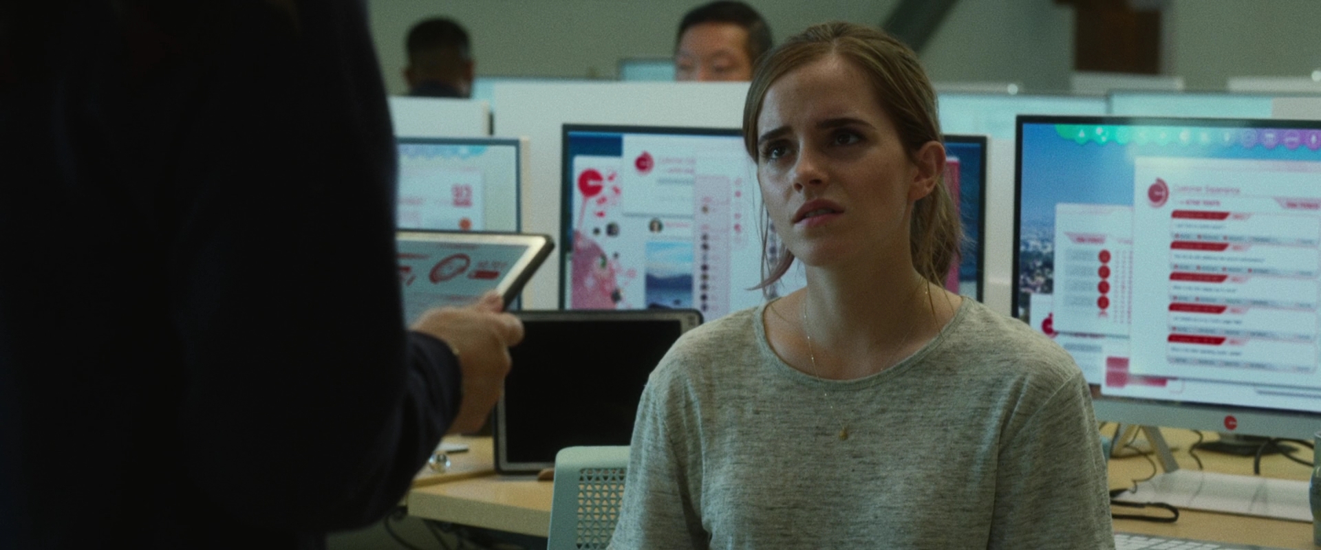 EmmaWatsonFan-dot-nl_TheCircle1823.jpg