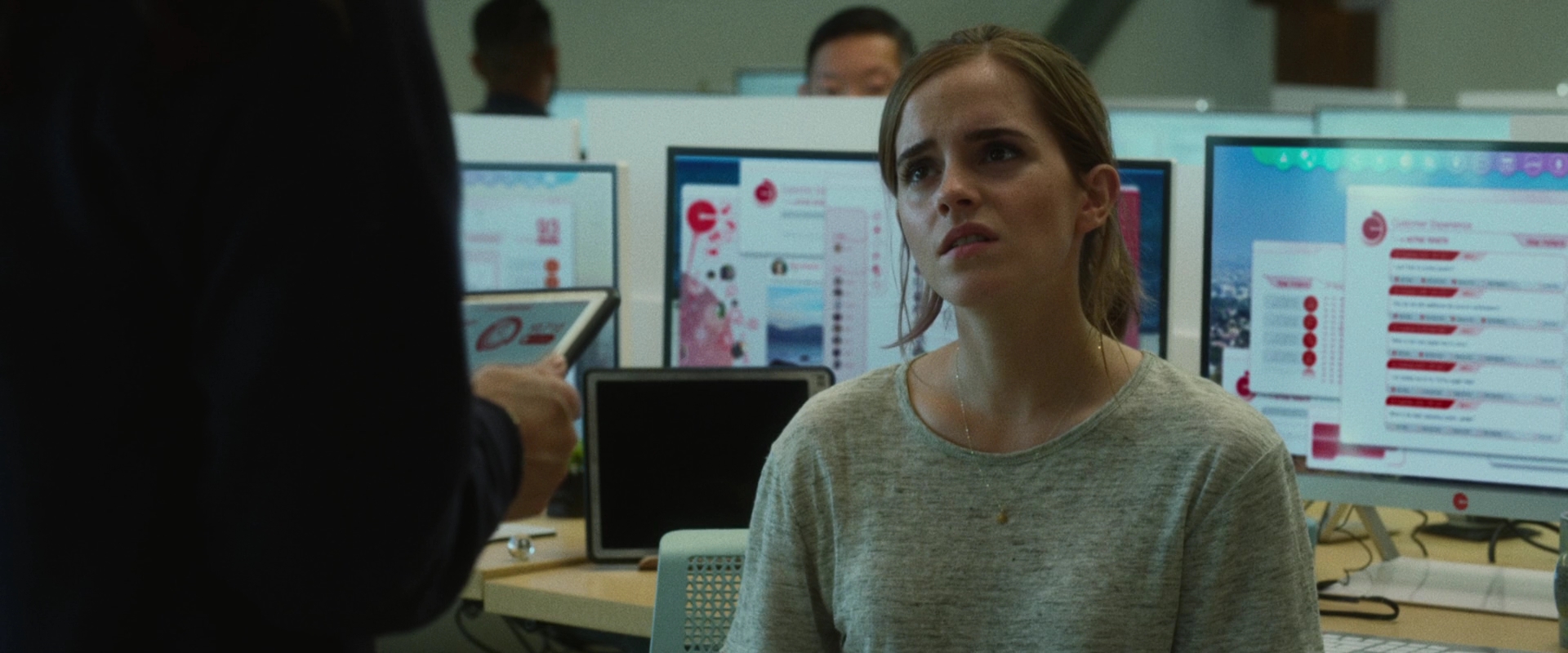 EmmaWatsonFan-dot-nl_TheCircle1825.jpg