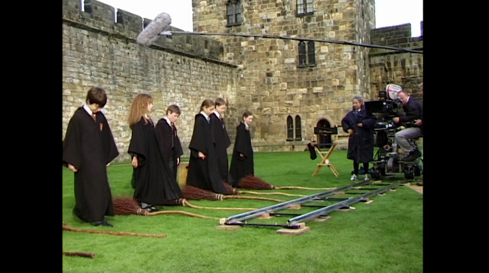EmmaWatsonFan-dot-nl_HarryPotter-ReturnToHogwarts0803.jpg