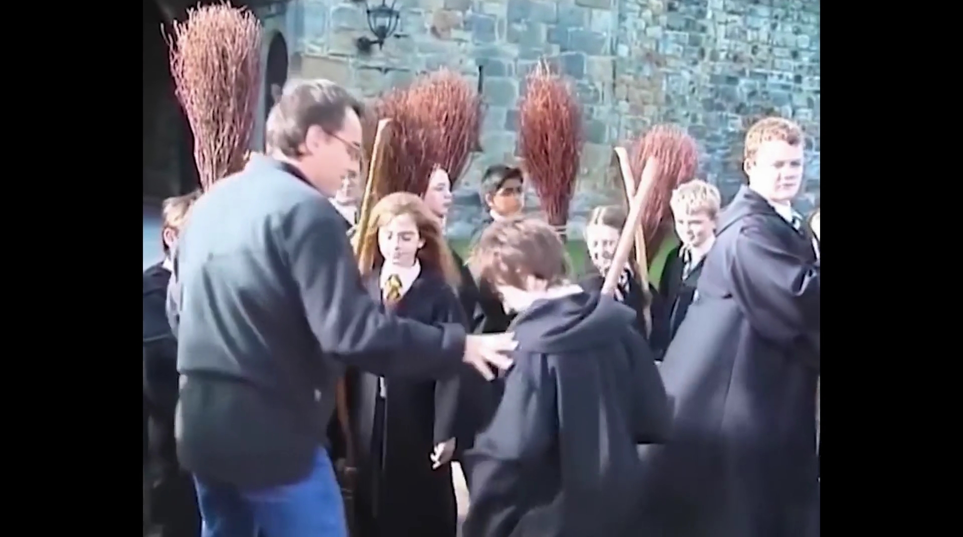 EmmaWatsonFan-dot-nl_HarryPotter-ReturnToHogwarts0811.jpg