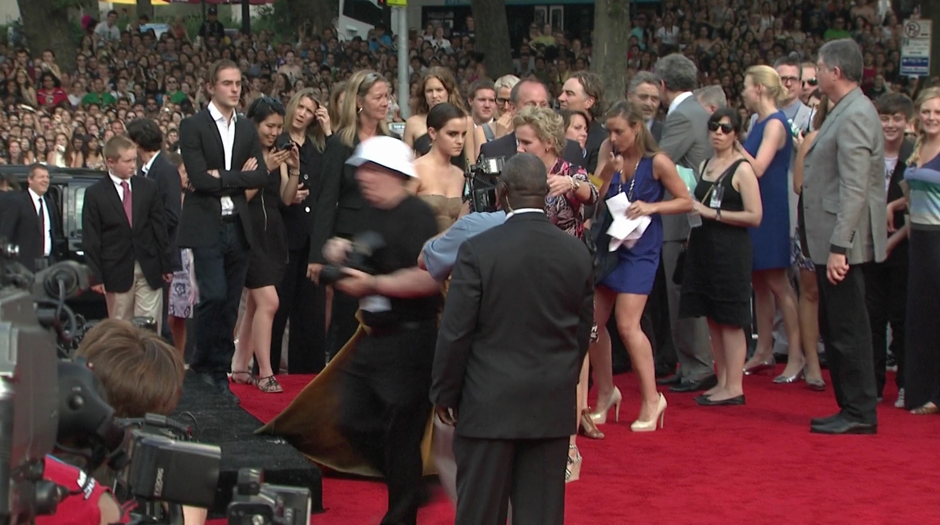 EmmaWatsonFan-dot-nl_HarryPotter-ReturnToHogwarts3732.jpg EmmaWatsonFan-dot-nl_HarryPotter-ReturnToHogwarts3732.jpg