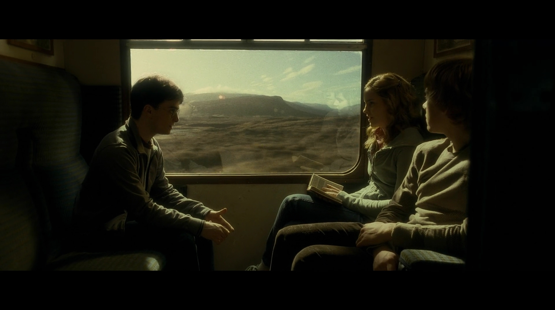 EmmaWatsonFan-dot-nl_HarryPotter-ReturnToHogwarts4186.jpg