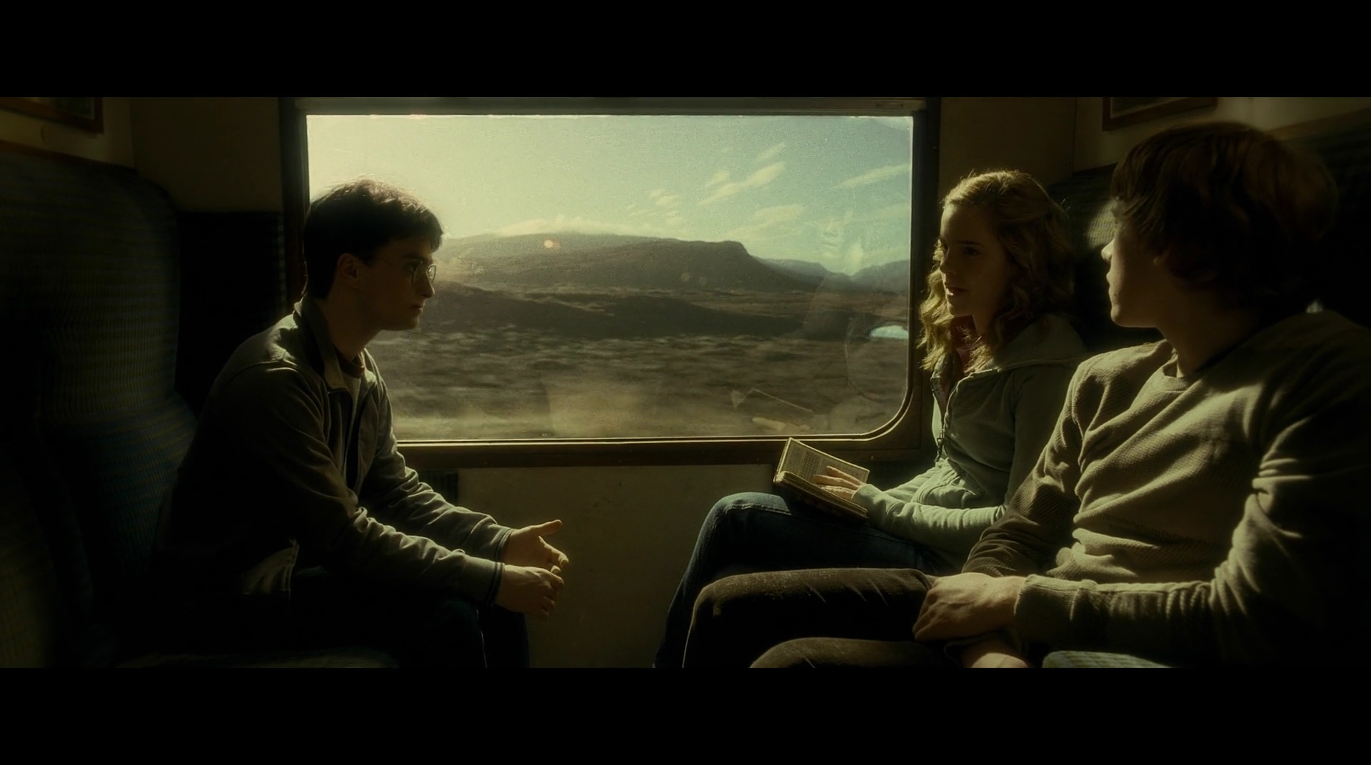 EmmaWatsonFan-dot-nl_HarryPotter-ReturnToHogwarts4194.jpg EmmaWatsonFan-dot-nl_HarryPotter-ReturnToHogwarts4194.jpg