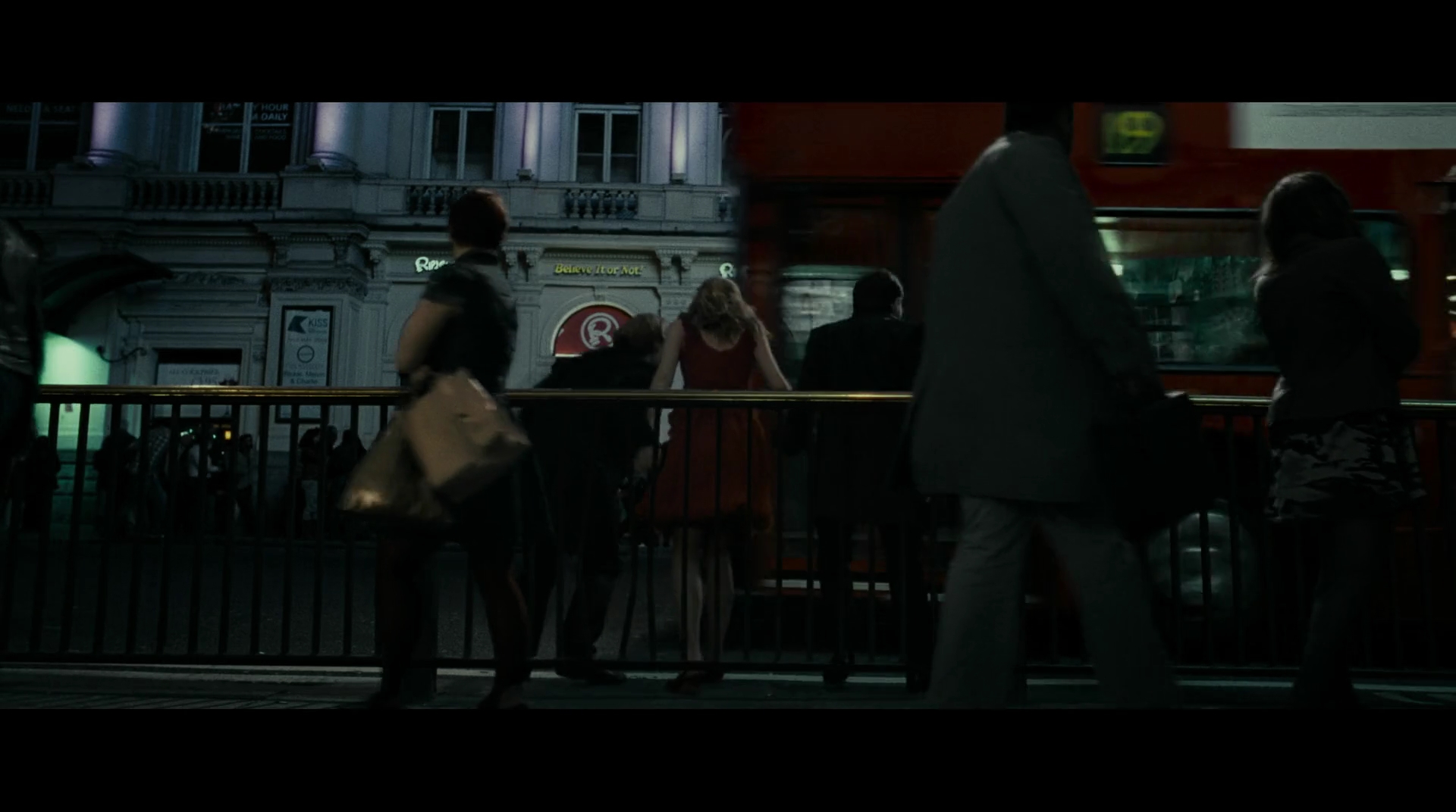 EmmaWatsonFan-dot-nl_HarryPotter-ReturnToHogwarts4829.jpg