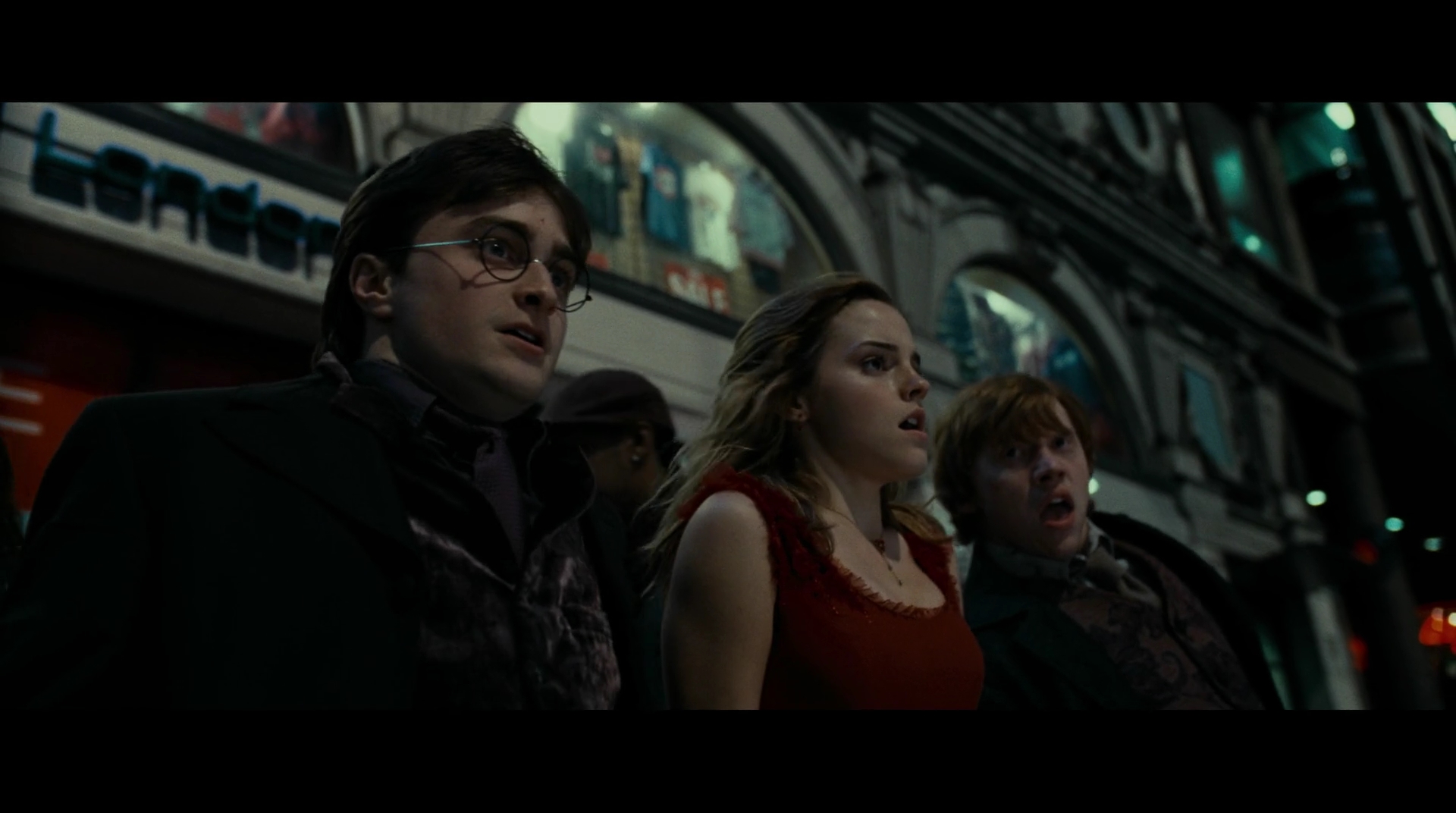 EmmaWatsonFan-dot-nl_HarryPotter-ReturnToHogwarts4831.jpg