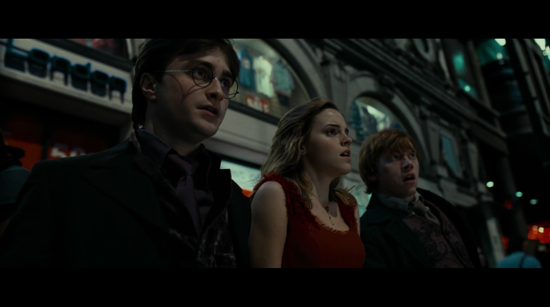EmmaWatsonFan-dot-nl_HarryPotter-ReturnToHogwarts4833.jpg