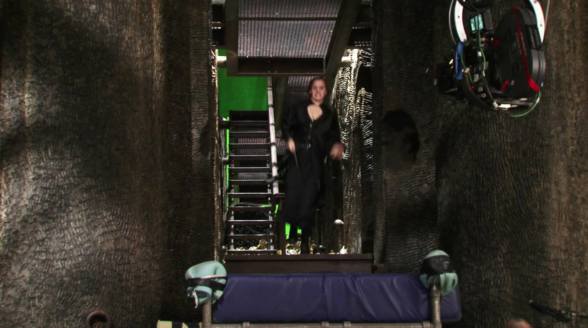 EmmaWatsonFan-dot-nl_HarryPotter-ReturnToHogwarts4867.jpg