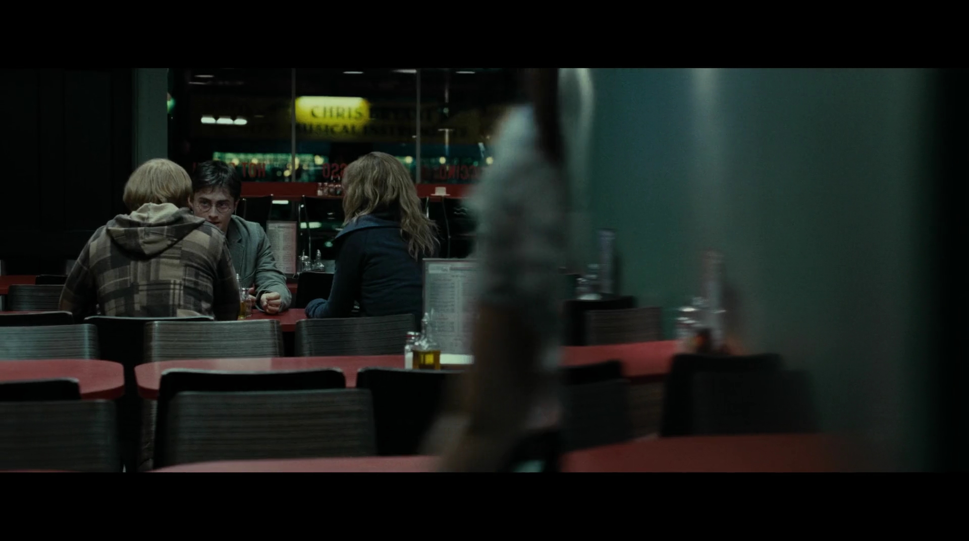 EmmaWatsonFan-dot-nl_HarryPotter-ReturnToHogwarts4911.jpg