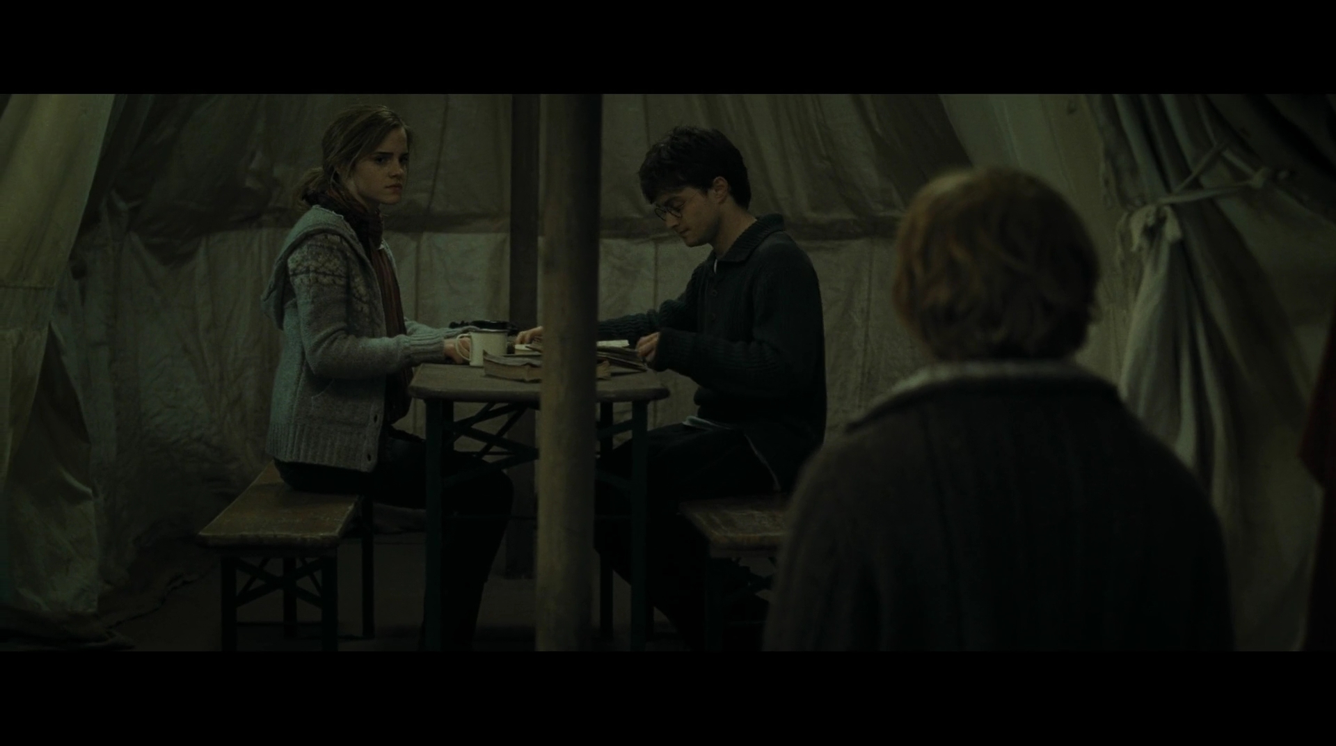 EmmaWatsonFan-dot-nl_HarryPotter-ReturnToHogwarts4927.jpg