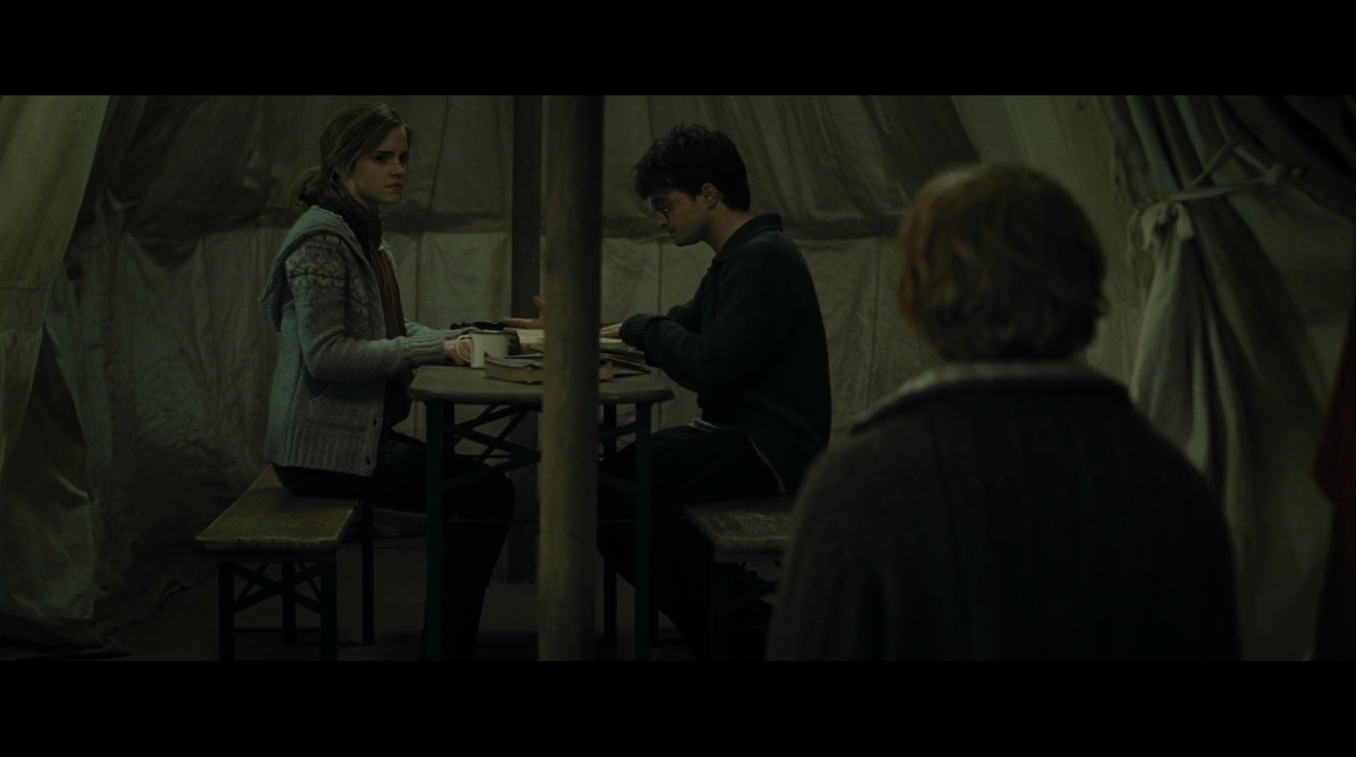 EmmaWatsonFan-dot-nl_HarryPotter-ReturnToHogwarts4928.jpg