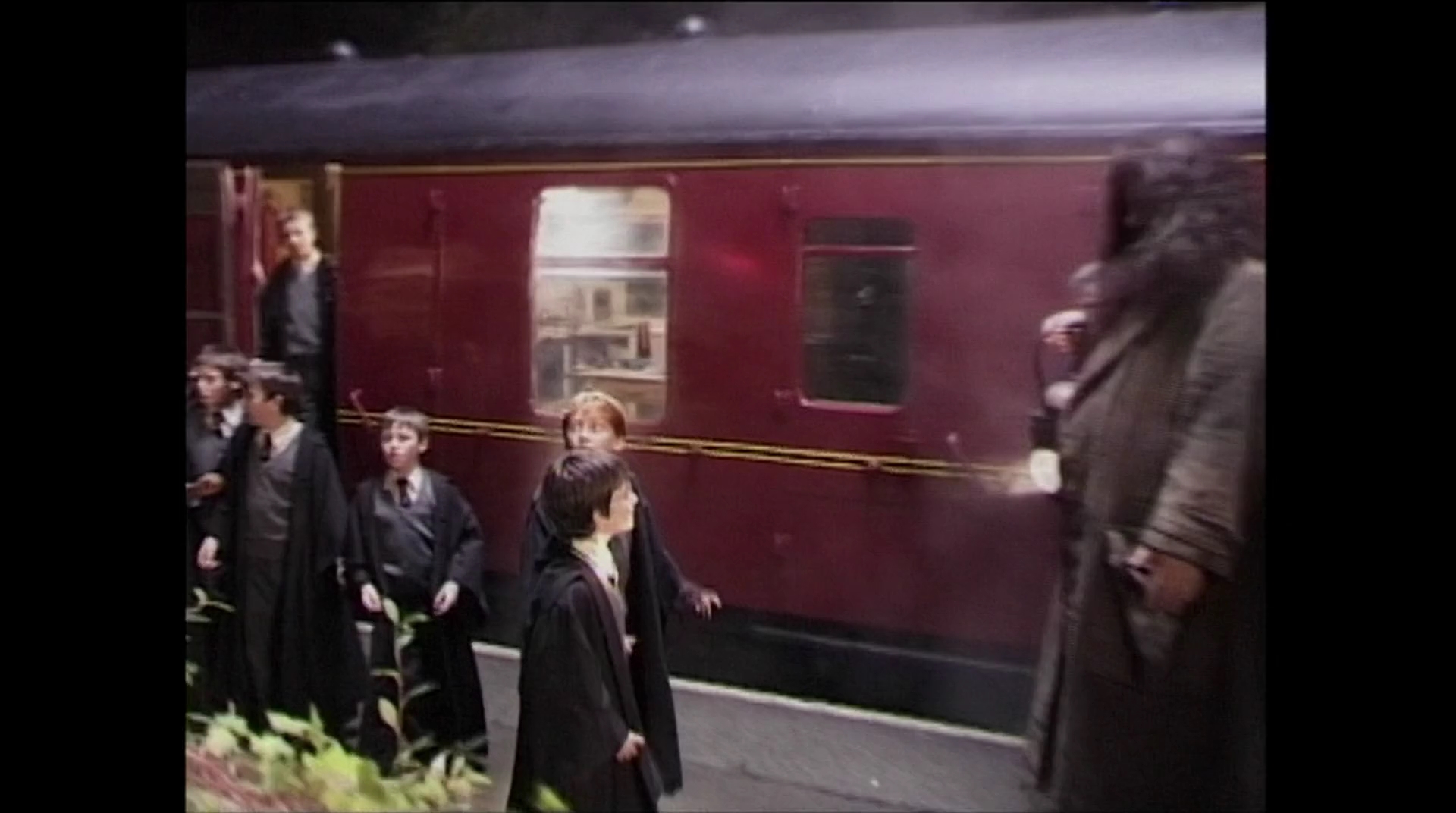 EmmaWatsonFan-dot-nl_HarryPotter-ReturnToHogwarts5977.jpg