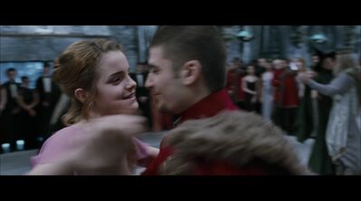 EmmaWatsonFan-dot-nl_HarryPotter-ReturnToHogwarts2932.jpg