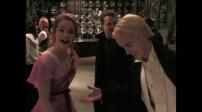 EmmaWatsonFan-dot-nl_HarryPotter-ReturnToHogwarts2955.jpg