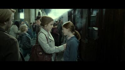 EmmaWatsonFan-dot-nl_HarryPotter-ReturnToHogwarts4796.jpg