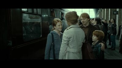 EmmaWatsonFan-dot-nl_HarryPotter-ReturnToHogwarts4797.jpg