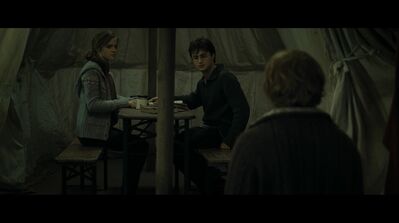 EmmaWatsonFan-dot-nl_HarryPotter-ReturnToHogwarts4926.jpg