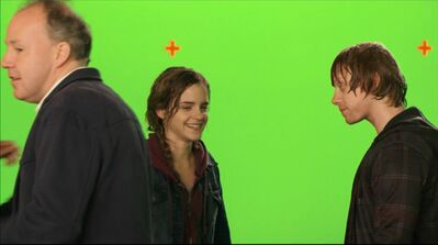 EmmaWatsonFan-dot-nl_HarryPotter-ReturnToHogwarts5183.jpg