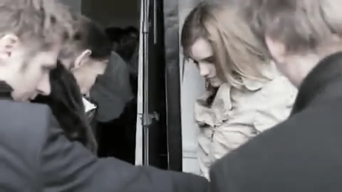 EmmaWatsonFan_dot_nl-2009BurberryCampaign0068.jpg EmmaWatsonFan_dot_nl-2009BurberryCampaign0068.jpg