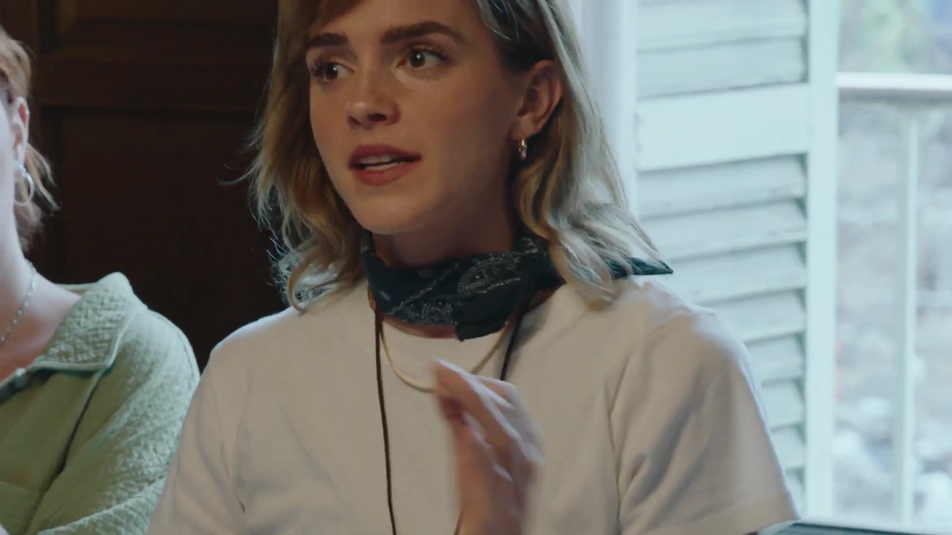 EmmaWatsonFan-dot-nl_2022PradaParadoxeFilm-MakingOf0039.jpg