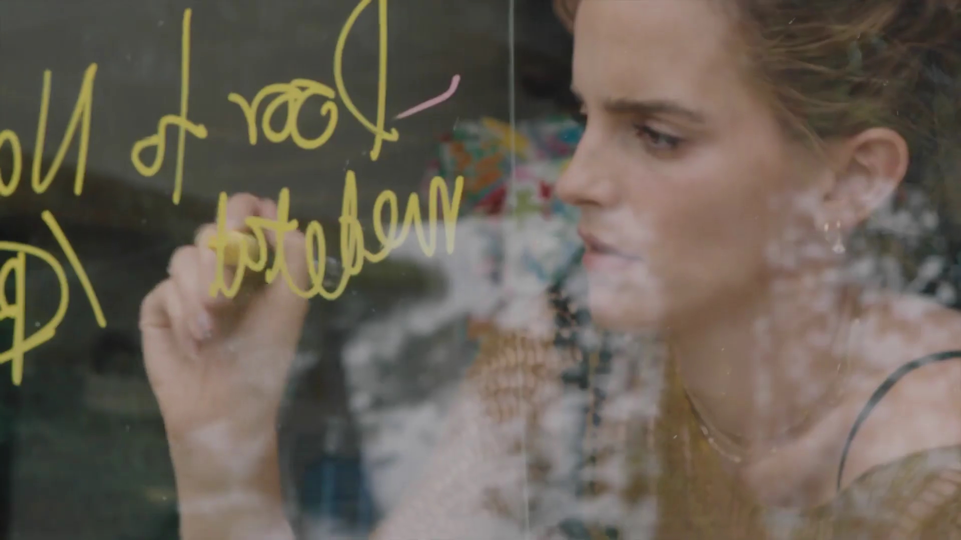 EmmaWatsonFan-dot-nl_2022PradaParadoxeFilm-MakingOf0044.jpg