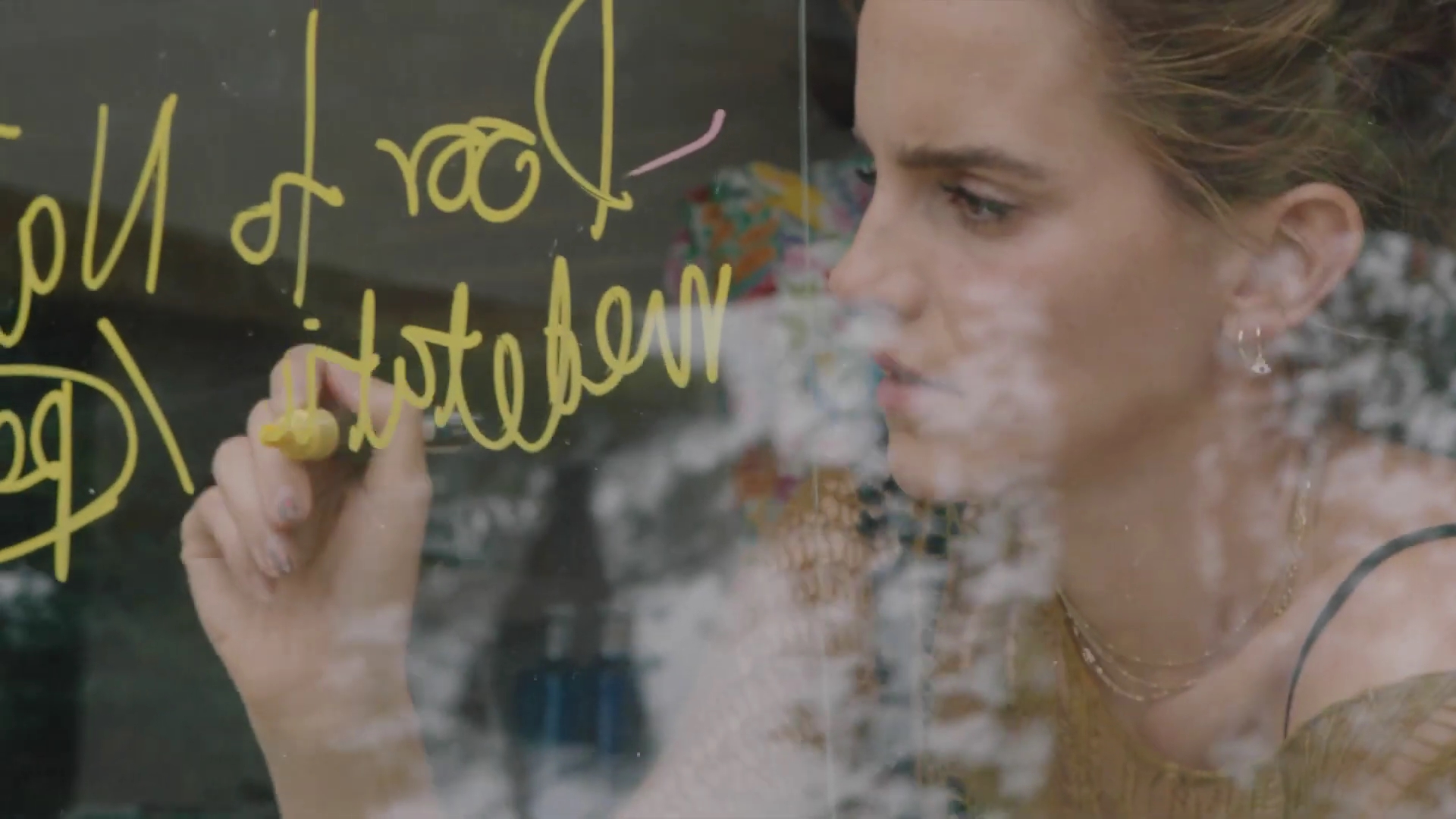EmmaWatsonFan-dot-nl_2022PradaParadoxeFilm-MakingOf0045.jpg
