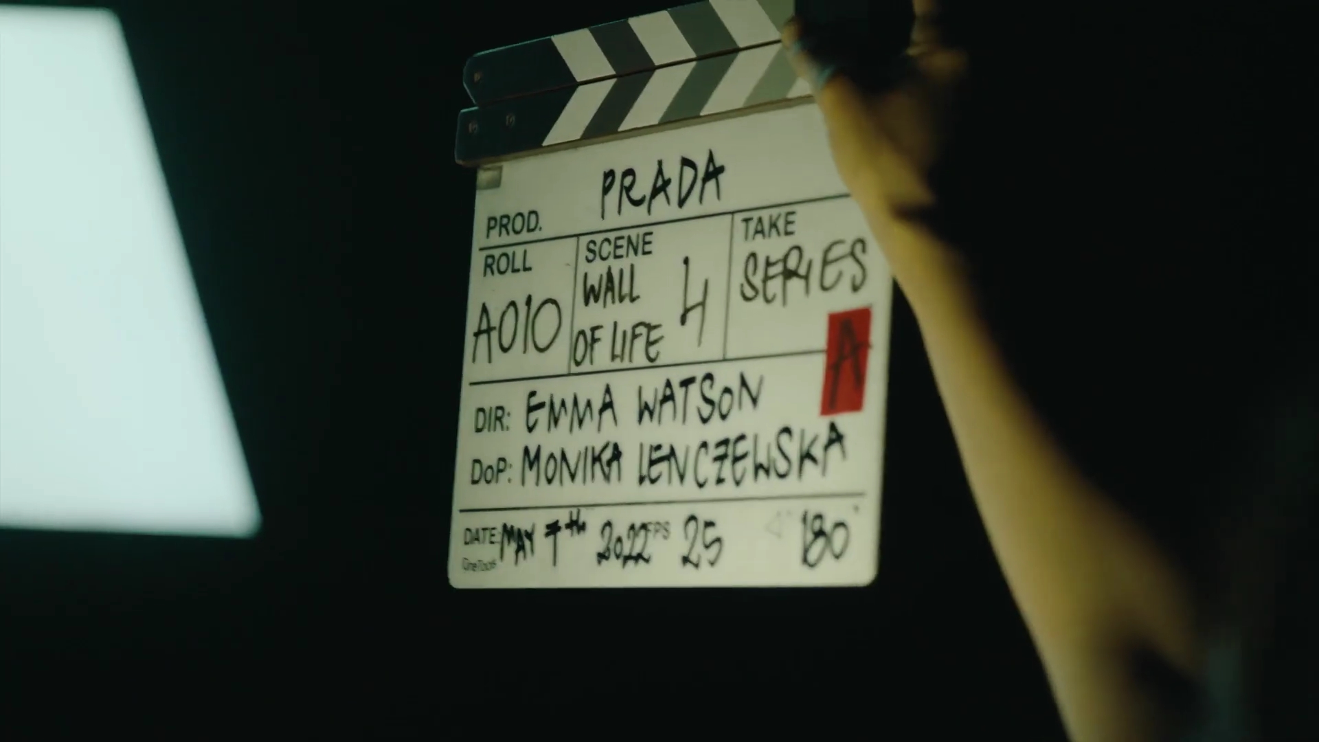 EmmaWatsonFan-dot-nl_2022PradaParadoxeFilm-MakingOf0058.jpg EmmaWatsonFan-dot-nl_2022PradaParadoxeFilm-MakingOf0058.jpg