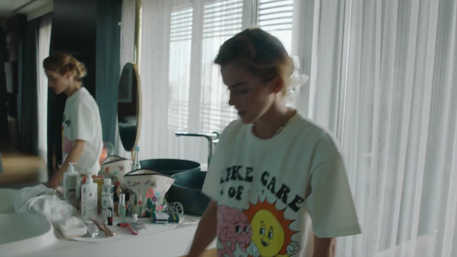 EmmaWatsonFan-dot-nl_2022PradaParadoxeFilm-MakingOf0104.jpg EmmaWatsonFan-dot-nl_2022PradaParadoxeFilm-MakingOf0104.jpg