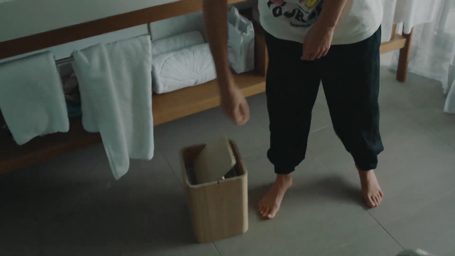 EmmaWatsonFan-dot-nl_2022PradaParadoxeFilm-MakingOf0106.jpg EmmaWatsonFan-dot-nl_2022PradaParadoxeFilm-MakingOf0106.jpg