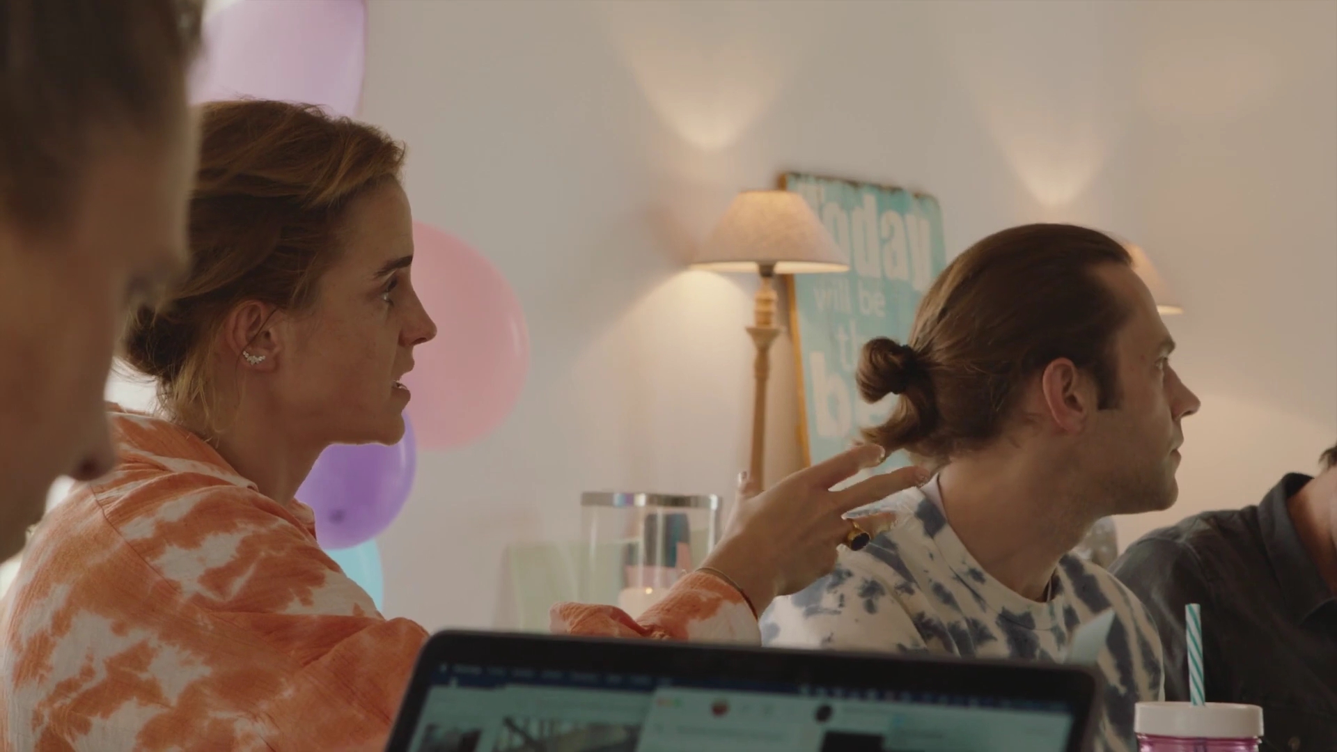 EmmaWatsonFan-dot-nl_2022PradaParadoxeFilm-MakingOf0116.jpg EmmaWatsonFan-dot-nl_2022PradaParadoxeFilm-MakingOf0116.jpg