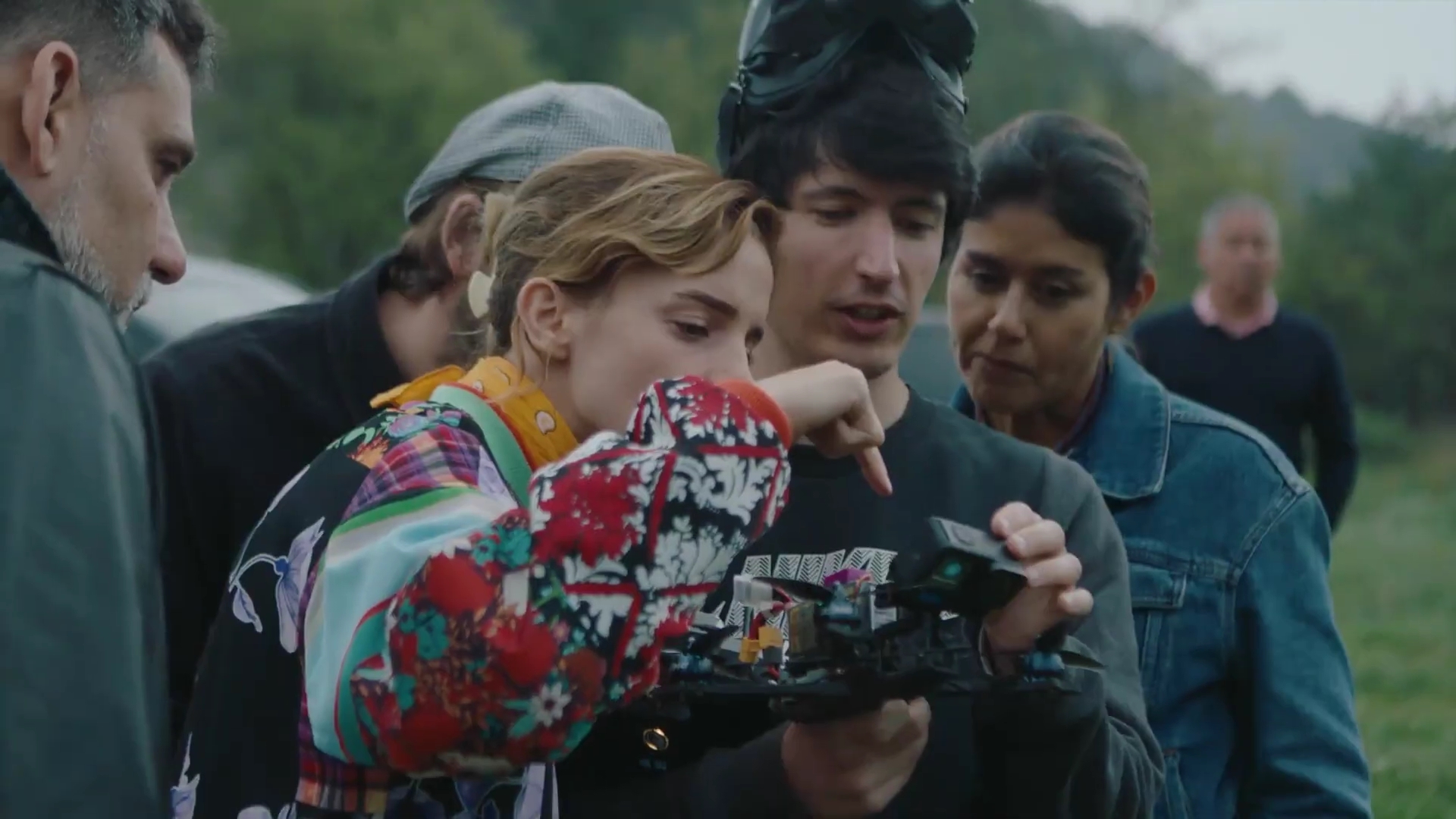 EmmaWatsonFan-dot-nl_2022PradaParadoxeFilm-MakingOf0160.jpg EmmaWatsonFan-dot-nl_2022PradaParadoxeFilm-MakingOf0160.jpg