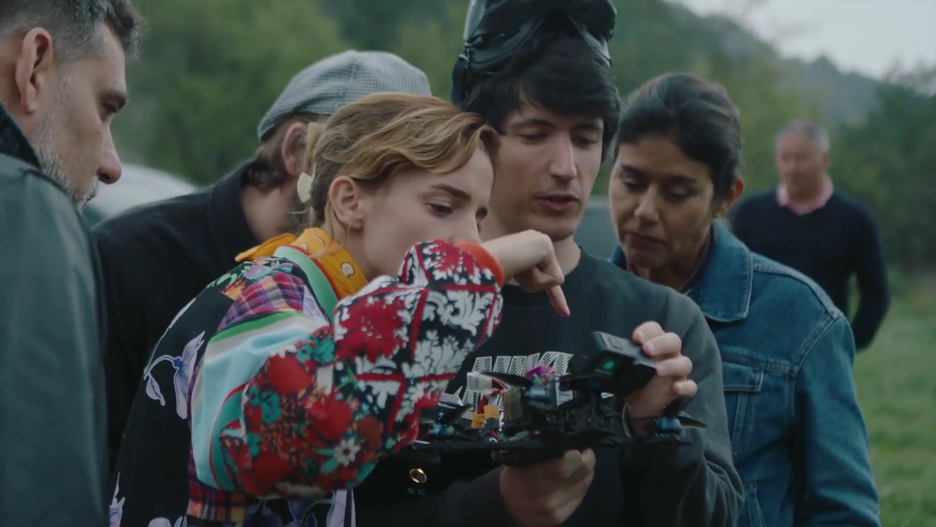 EmmaWatsonFan-dot-nl_2022PradaParadoxeFilm-MakingOf0161.jpg EmmaWatsonFan-dot-nl_2022PradaParadoxeFilm-MakingOf0161.jpg