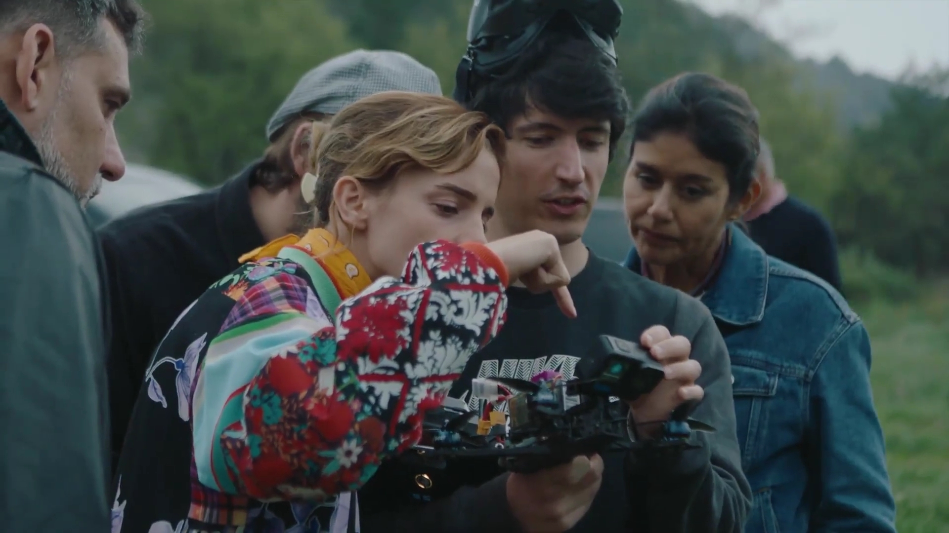 EmmaWatsonFan-dot-nl_2022PradaParadoxeFilm-MakingOf0162.jpg EmmaWatsonFan-dot-nl_2022PradaParadoxeFilm-MakingOf0162.jpg