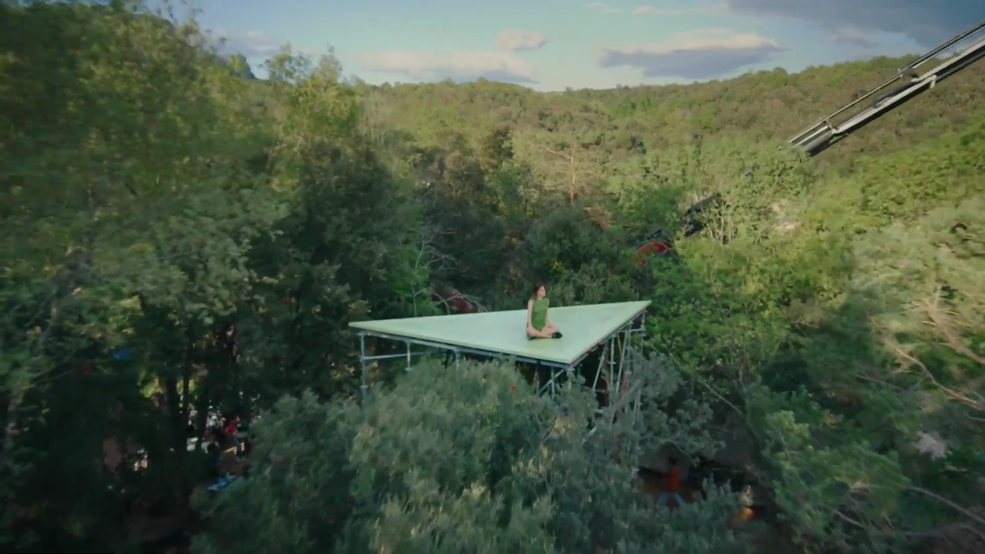 EmmaWatsonFan-dot-nl_2022PradaParadoxeFilm-MakingOf0190.jpg EmmaWatsonFan-dot-nl_2022PradaParadoxeFilm-MakingOf0190.jpg