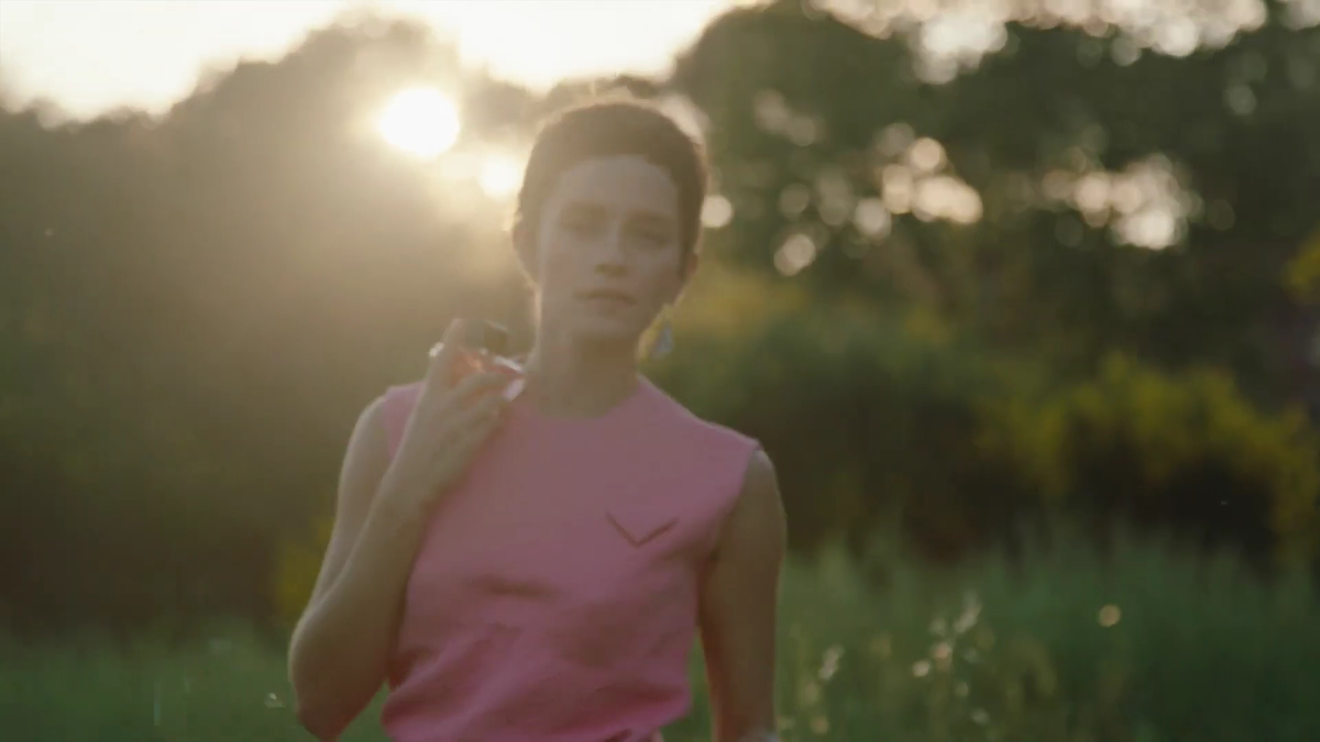 EmmaWatsonFan-dot-nl_2022PradaParadoxeFilm-MakingOf0214.jpg EmmaWatsonFan-dot-nl_2022PradaParadoxeFilm-MakingOf0214.jpg